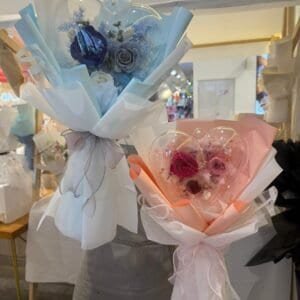 Hearty (preserved flowers in acrylic heart)