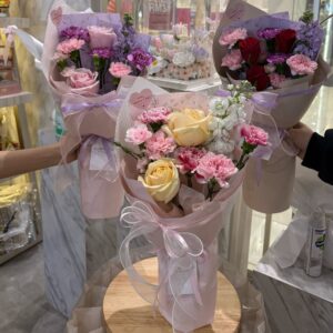 Hugs in Every Petals for You, Mom (Fresh Flower)